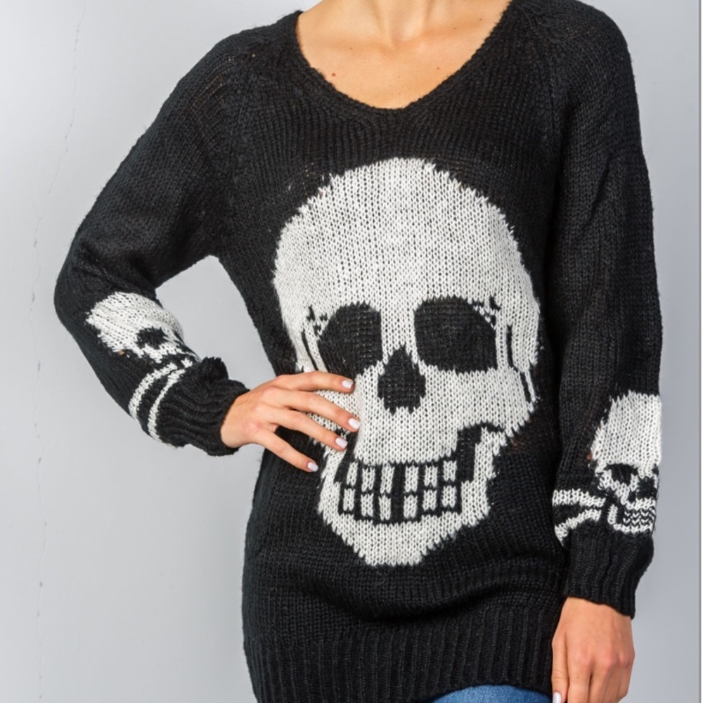 BLACK/WHITE SKULL SWEATER